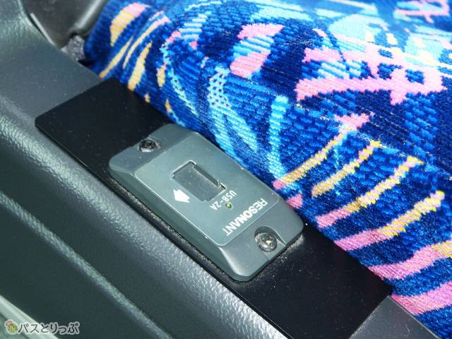 座席にある個別電源（USBポートの場合）