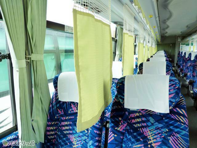 連続する座席間にのみカーテンがある