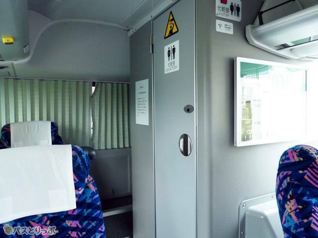 車両の最後方、右側にトイレがある