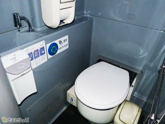 トイレの内部の様子。ミニ洗面台もある