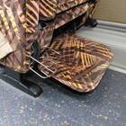 ドリンクホルダーはフットレストの隣