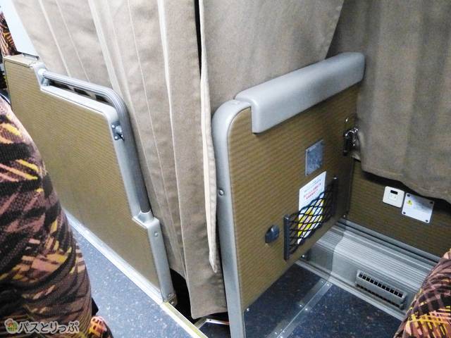 トイレがあるのは車両の中ほど。カーテンに遮られている