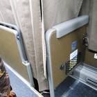 トイレがあるのは車両の中ほど。カーテンに遮られている