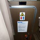 カーテンの中に入口がある