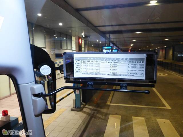 入口上にはバス運賃の料金表がある