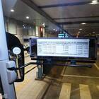 入口上にはバス運賃の料金表がある