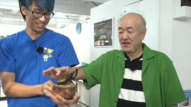 松居 手の上にさなぎを載せる