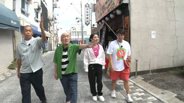 大正浪漫夢通りを歩く4人