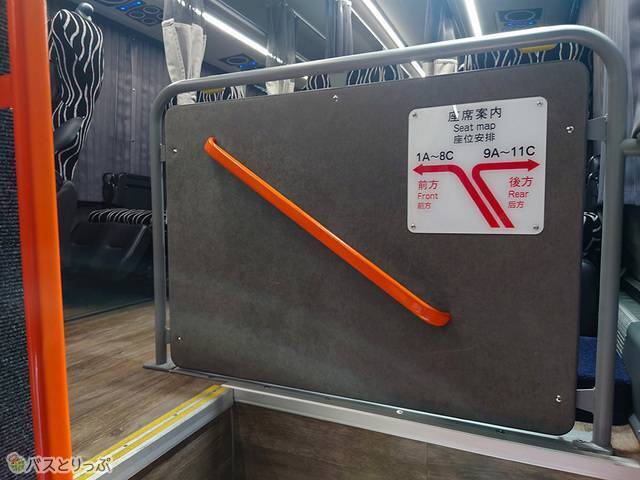 階段は手すり付き