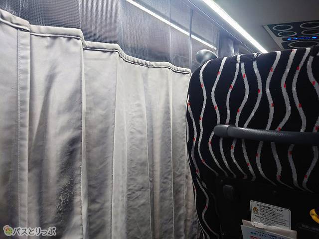 カーテンを引いてみました