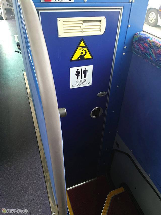 車両の中ほどにトイレが