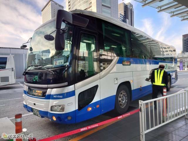 4列シートの通常車両バスの外観