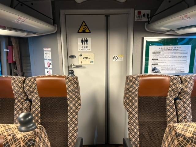 トイレは車両後部に　※画像提供：JRバス関東