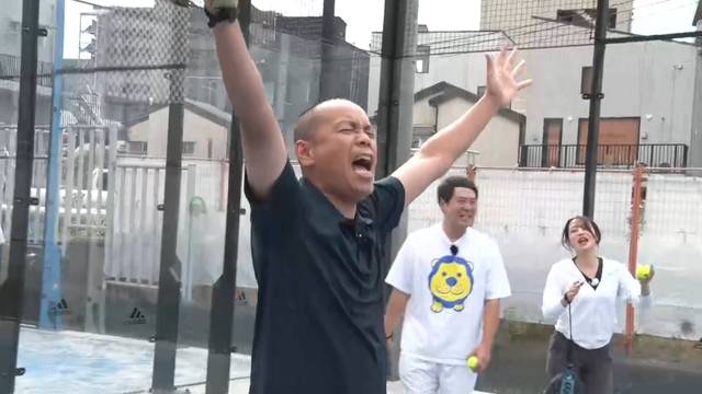 パデルを楽しむ4人