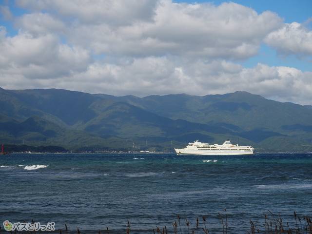 両津港へ入港していくフェリー