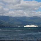 両津港へ入港していくフェリー