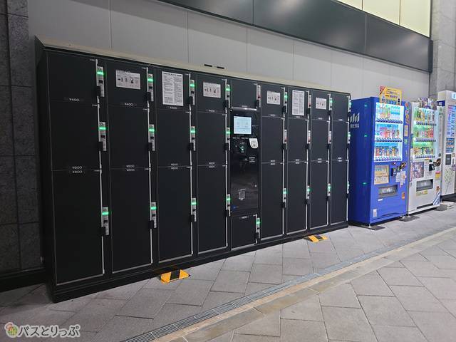 73番乗り場の裏手にはコインロッカーが