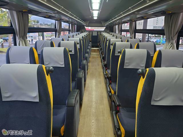 シート配置は横4列