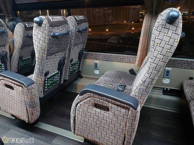 左手のシートには、補助席が