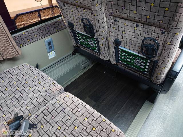 足元はゆったり目