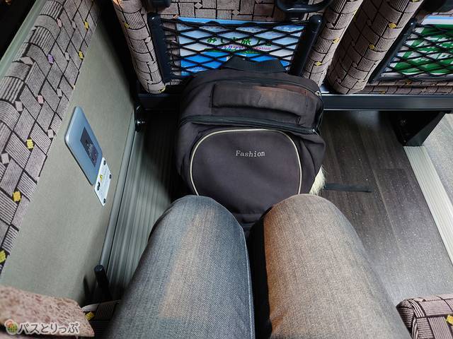 足元はシンプルに