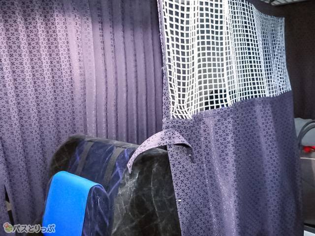 座席を仕切れるカーテンあり