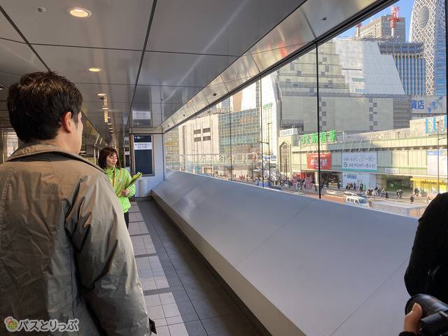 たくさんの人々が行き交う様子を眺めながら…