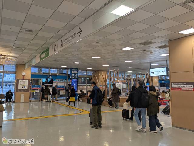 おなじみのバスタ新宿待合室