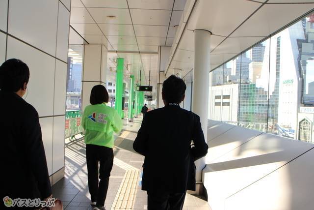 広々としたバスのりばへ移動！