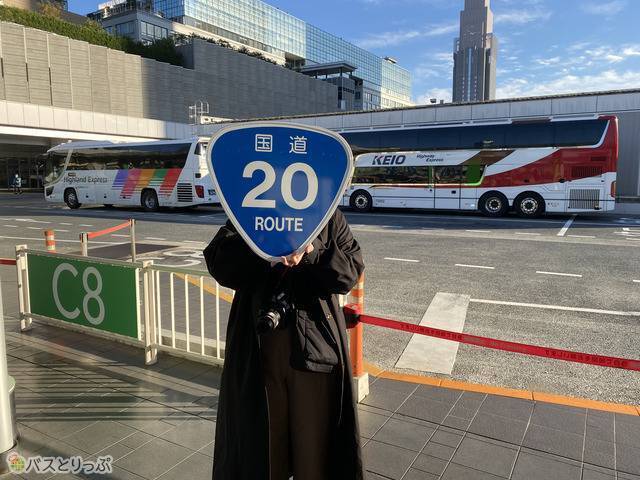 背景のバスがいい味を出しています