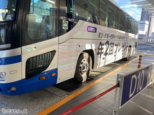 タイヤの下に鉄板が敷かれている様子、わかるでしょうか？