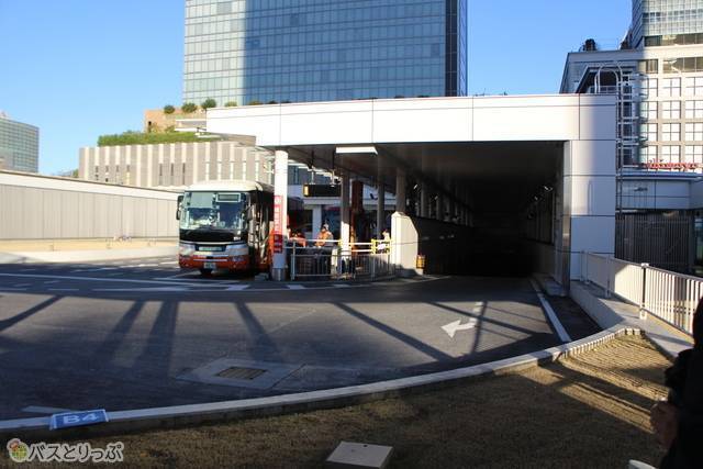 ここからバスがやってきて…
