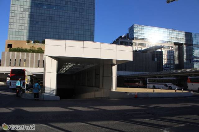 ここからバスが出ていきます