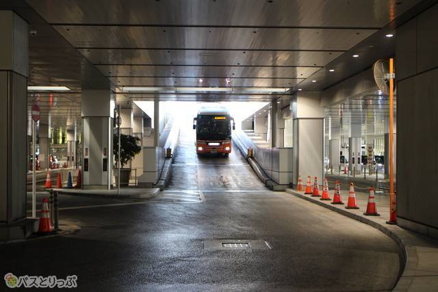 出て行ったバスは3階へと向かいます