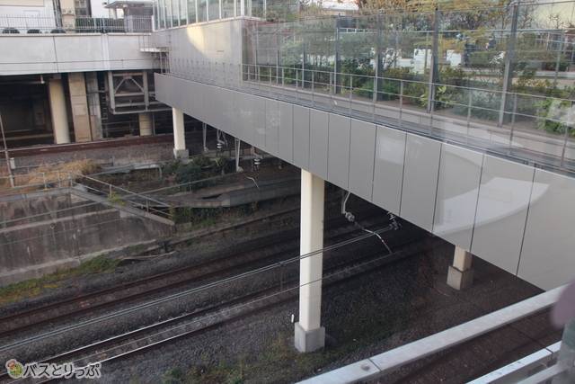 白くて長い柱が人工地盤です