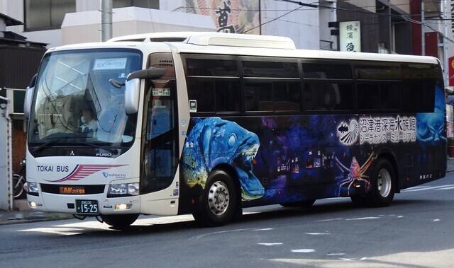 沼津港深海水族館ラッピング　※画像提供：東海バス