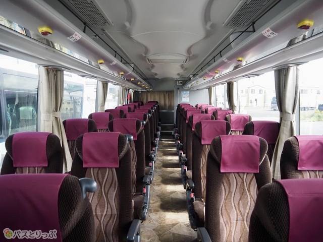 バス車内は4列シート