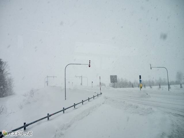 吹雪の中を走るわっかない号