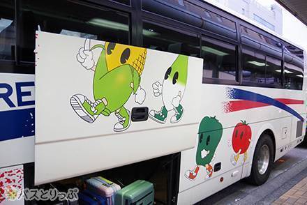 バス側面には野菜のキャラクター