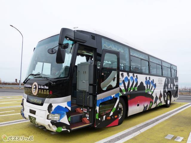 外側にはアートラッピング