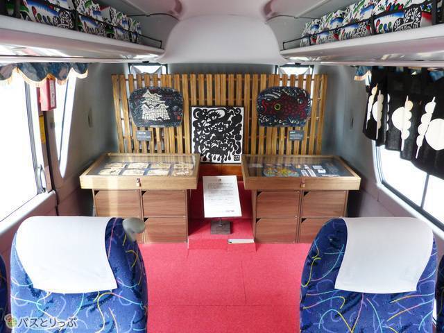 バスの後部は、和田邦坊のミニ美術館仕様