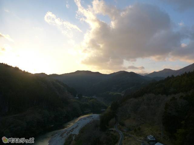 車窓から雄大な山河や空が望める