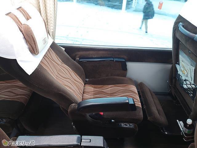 シートを倒し、レッグレストとフットレストを出してみた