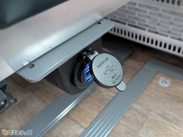 充電はUSBで行います