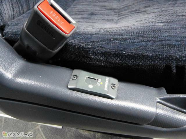 USBポートは1席1つ、席の傍らに