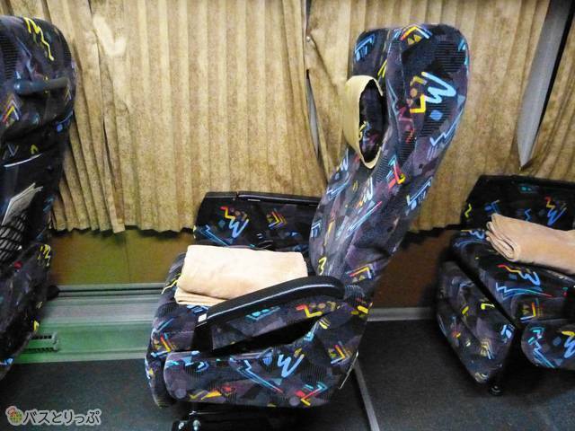 リクライニングを倒す前の座席周り