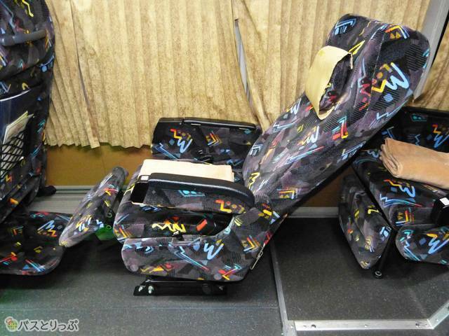 リクライニングを倒し、フットレスト・レッグレストを出した座席周り