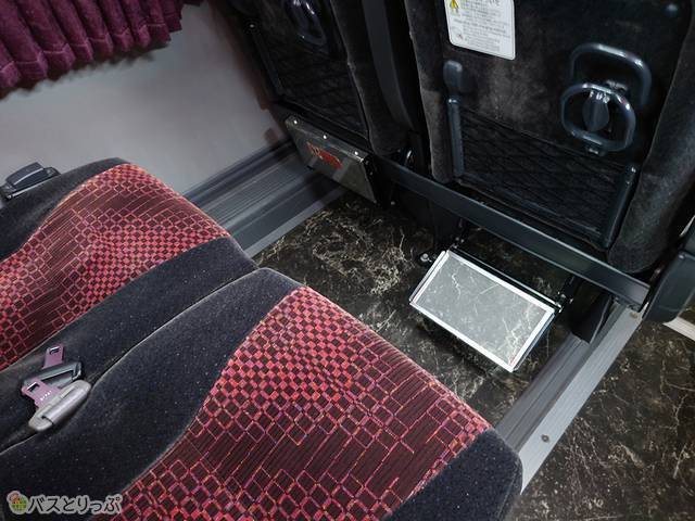 足元にはフットレストが