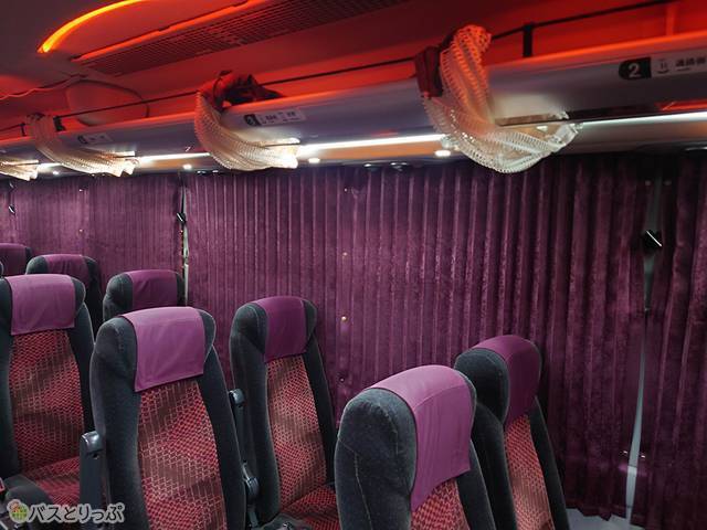 席と通路を区切るカーテン付き