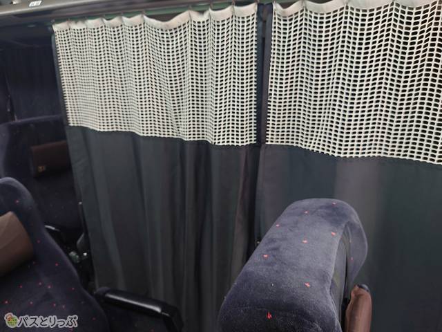 窓側席と通路席を仕切るカーテン